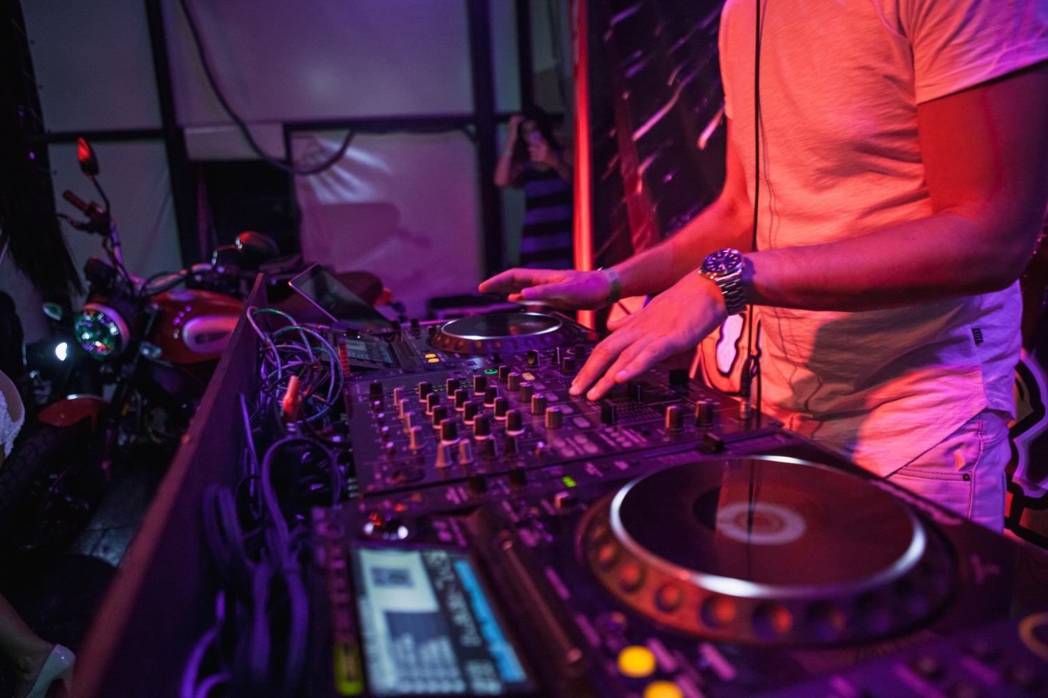 Må man ikke have en DJ med under studenterkørslen