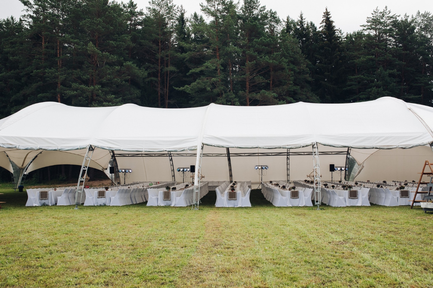 Studenterfest i haven eller i festsal